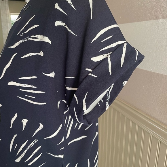 MELLODAY Blue and White Graphic Boxy Blouse - Picture 7 of 8